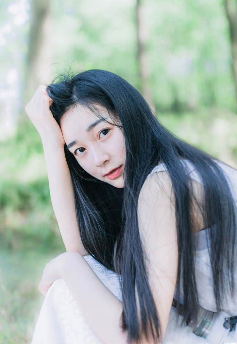 血腥的气息此刻才弥漫开来，一群世家子弟面色难看的看着那个出头阻拦的家主就这么横尸街头，身上至少插了七八根箭簇，每一根都是刺穿了要害，鲜血仿佛都要流干了，再扭头看向吕征，那个一脸儒雅的少年此刻面对如此血腥的场面，却没有半点不适，依旧在这里跟庞统等人谈笑风生。